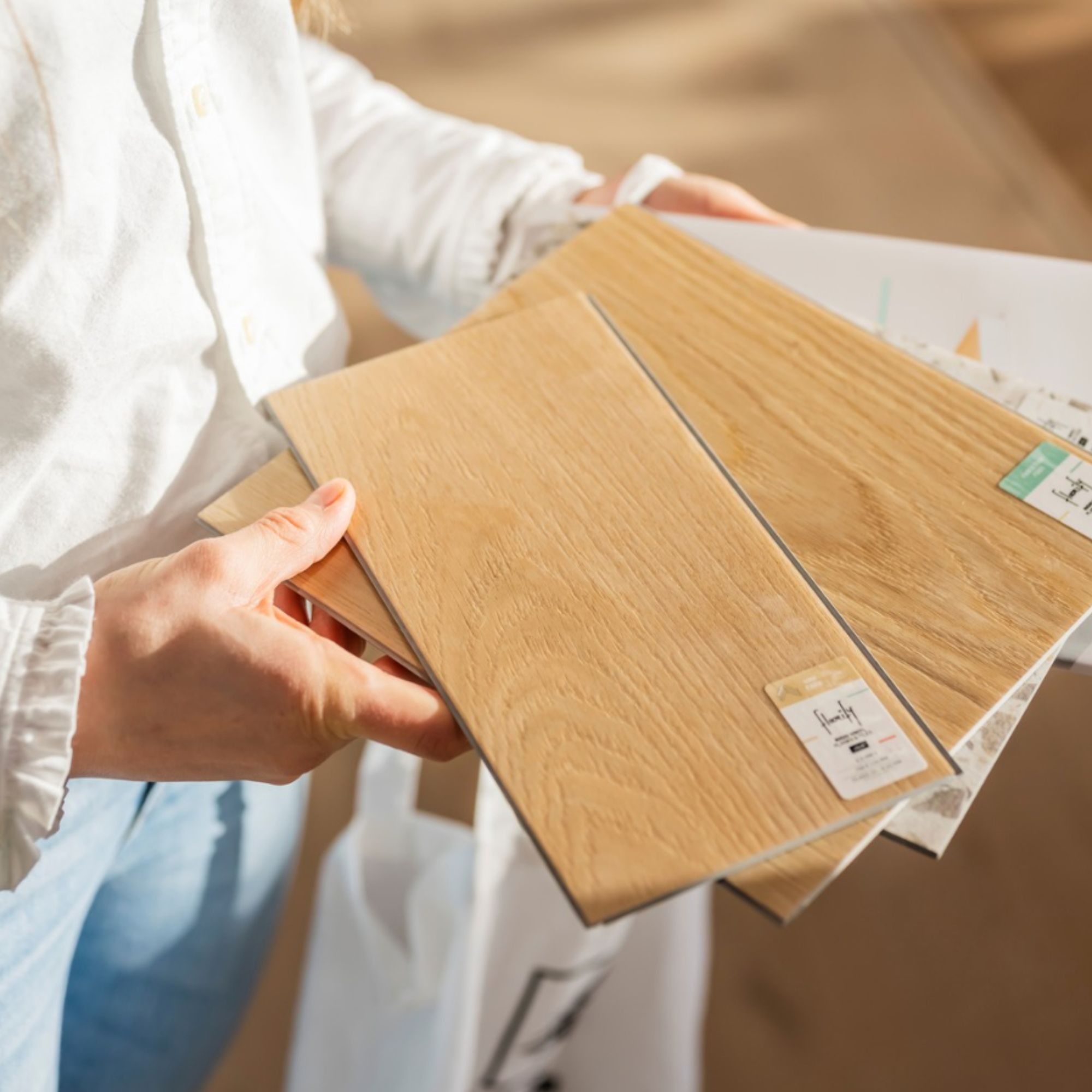 Hand met Floorify vloermonsters | RVE Vloeren uit Rijen